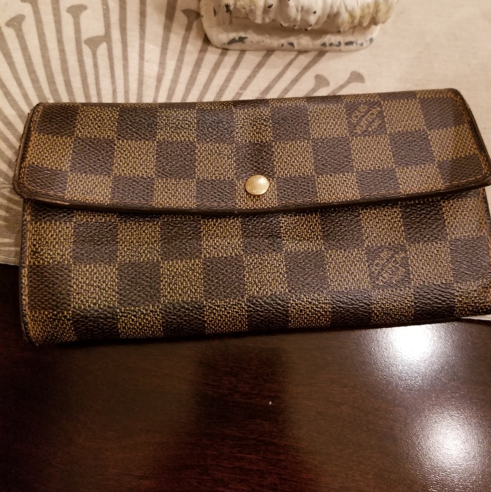 Authentic Louis vuitton Sarah wallet